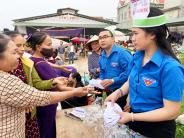 Huyện đoàn Nghĩa Đàn cấp phát khẩu trang miễn phí