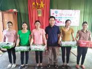 Hội LHPN xã Nghĩa Lâm trao 300 con gà cho hội viên có hoàn cảnh khó khăn