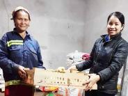 Hội LHPN xã Nghĩa Lợi  trao gà cho hội viên