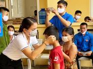 Phụ nữ và Đoàn thanh niên xã Nghĩa Sơn phát 500 khẩu trang vải miễn phí