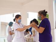 CLB Thầy thuốc trẻ trung tâm Y tế Nghĩa Đàn phát cháo và khẩu trang y tế miễn phí