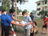 Huyện đoàn Nghĩa Đàn trao 14 suất quà cho trẻ em đang cách ly 