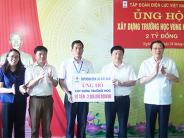 Trao tiền ủng hộ xây dựng phòng học