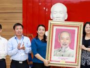 Đồng chí Đặng Thị Ngọc Thịnh thăm, làm việc và trao quà cho gia đình chính sách, trẻ em có hoàn cảnh đặc biệt khó khăn trên địa bàn huyện Nghĩa Đàn