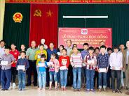 Trao 50 suất quà cho trẻ khuyết tật, trẻ mồ côi tại Nghĩa Đàn