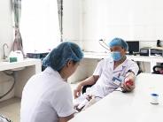 Cán bộ,  nhân viên Trung tâm Y tế Nghĩa Đàn hiến máu cứu bệnh nhân