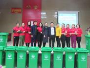 Tặng 25 thùng đựng rác cho hội phụ nữ thị trấn Nghĩa Đàn, xã Nghĩa Hội