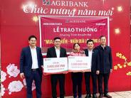 Công ty Bảo hiểm Agribank trao giải cho khách hàng trúng thưởng chương trình khuyến mãi 