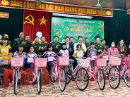 Cục hậu cần Quân khu 4 trao quà 