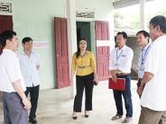 Các đồng chí Hoàng Thu Trang, Phan Tiến Hải kiểm tra công tác chuẩn bị bầu cử tại Nghĩa Hội