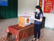 Đồng chí Hoàng Thị Thu Trang dự khai mạc và bầu cử tại khối Tân Hồng, thị trấn Nghĩa Đàn