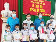 Liên đoàn Lao động Nghĩa Đàn: Trao tặng sách Giáo khoa “Tiếp sức đến trường” cho con CNLĐ nghèo