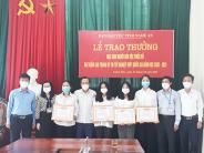 Trao thưởng cho học sinh người dân tộc thiểu số đạt điểm cao trong kỳ thi tốt nghiệp THPT Quốc gia năm học 2020 - 2021