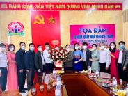 Đồng chí Phan Tiến Hải - Phó Bí thư thường trực Huyện ủy chúc mừng ngày nhà giáo Việt Nam 20/11
