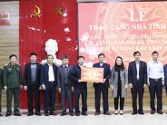 Thiếu tướng Lương Đình Lành - Tư lệnh Quân đoàn 4 tặng quà cho gia đình khó khăn có công với cách mạng tại huyện Nghĩa Đàn