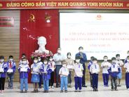 Quỹ bảo trợ trẻ em tỉnh Nghệ An tặng 100 suất quà cho trẻ em khó khăn huyện Nghĩa Đàn