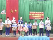 Nghĩa Lâm trao 14  đàn gà khăn quàng đỏ cho học sinh khó khăn