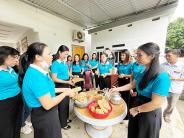 Chủ tịch Hội LHPN tỉnh cùng cụm số 3 tham quan mô hình tại Nghĩa Đàn