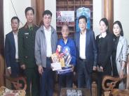 Đồng chí Phạm Chí Kiên, Bí thư Huyện ủy Nghĩa Đàn tặng quà đảng viên cao tuổi Đảng, thương binh, hộ nghèo trên địa bàn