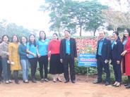 Trường THCS Nghĩa Thành gắn biển chào mừng đại hội công đoàn