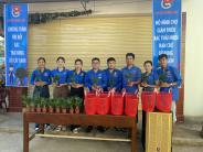Huyện đoàn Nghĩa Đàn tổ chức hoạt động tặng làn, đổi cây lấy rác thải