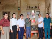 Lãnh đạo xã Nghĩa Khánh thăm, tặng quà các gia đình chính sách nhân dịp 27/7