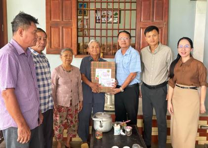 Phó Bí thư Thường trực Đảng uỷ xã Nghĩa Đàn Trần Văn Dương đi thăm và  tặng quà nhân ngày TBLS 27/7