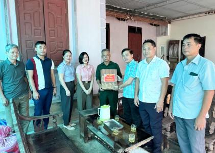 Bí thư Đảng uỷ xã Nghĩa Mai Nguyễn Nam Phương đi thăm và tặng quà  nhân ngày TBLS 27/7