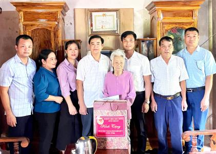 Phó Chủ tịch UBND huyện Lê Thái Hùng thăm và tặng quà nhân ngày  TBLS