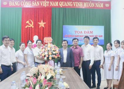 Đồng chí Phạm Chí  Kiên chúc mừng các đơn vị Y tế nhân ngày Thầy thuốc Việt Nam