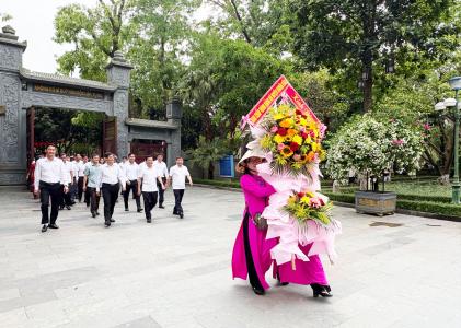 Đảng bộ huyện Nghĩa Đàn dâng hương, dâng hoa tại Khu di tích Kim Liên  Nam Đàn