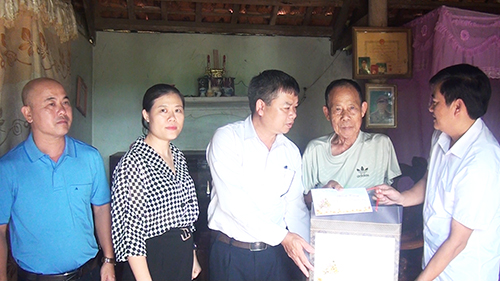 Đồng chí Lê Thái Hùng tặng quà gia đình có công với cách mạng trên địa bàn