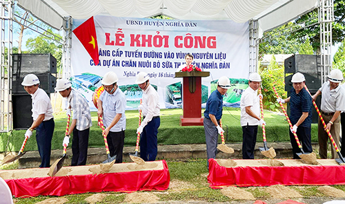 Khởi công nâng cấp tuyến đường vào vùng nguyên liệu dự án chăn nuôi bò sữa TH huyện Nghĩa Đàn