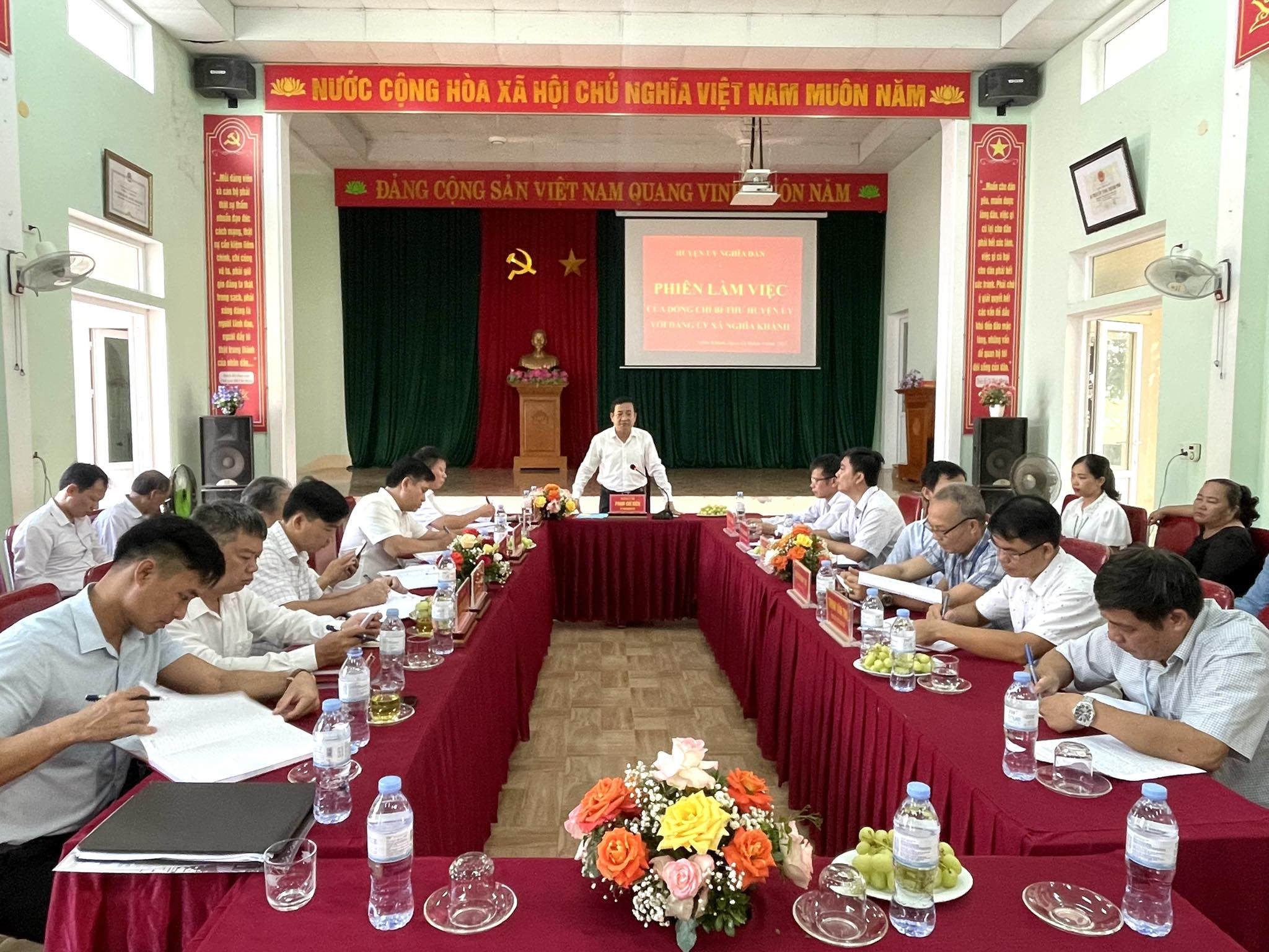 Đồng chí Phạm Chí Kiên - Bí thư Huyện ủy làm việc với Đảng ủy xã Nghĩa Khánh