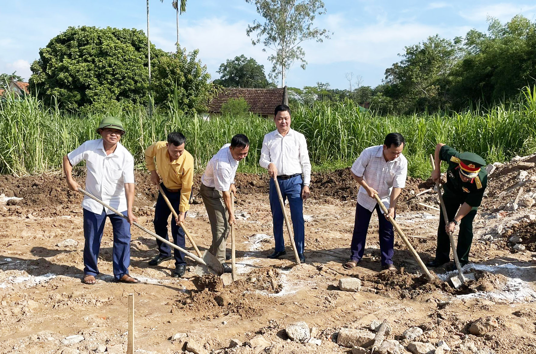 Ban CHQS huyện Nghĩa Đàn phối hợp tổ chức khởi công xây dựng nhà tình nghĩa cho hộ nghèo